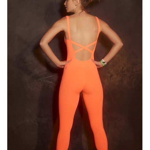 💕 Flawed but still fabulous! Free People Movement Good Karma Onesie - Picture 3 of 12